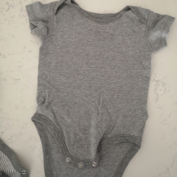 Gender neutral moon and back Grey white onesie - Picture 4 of 5